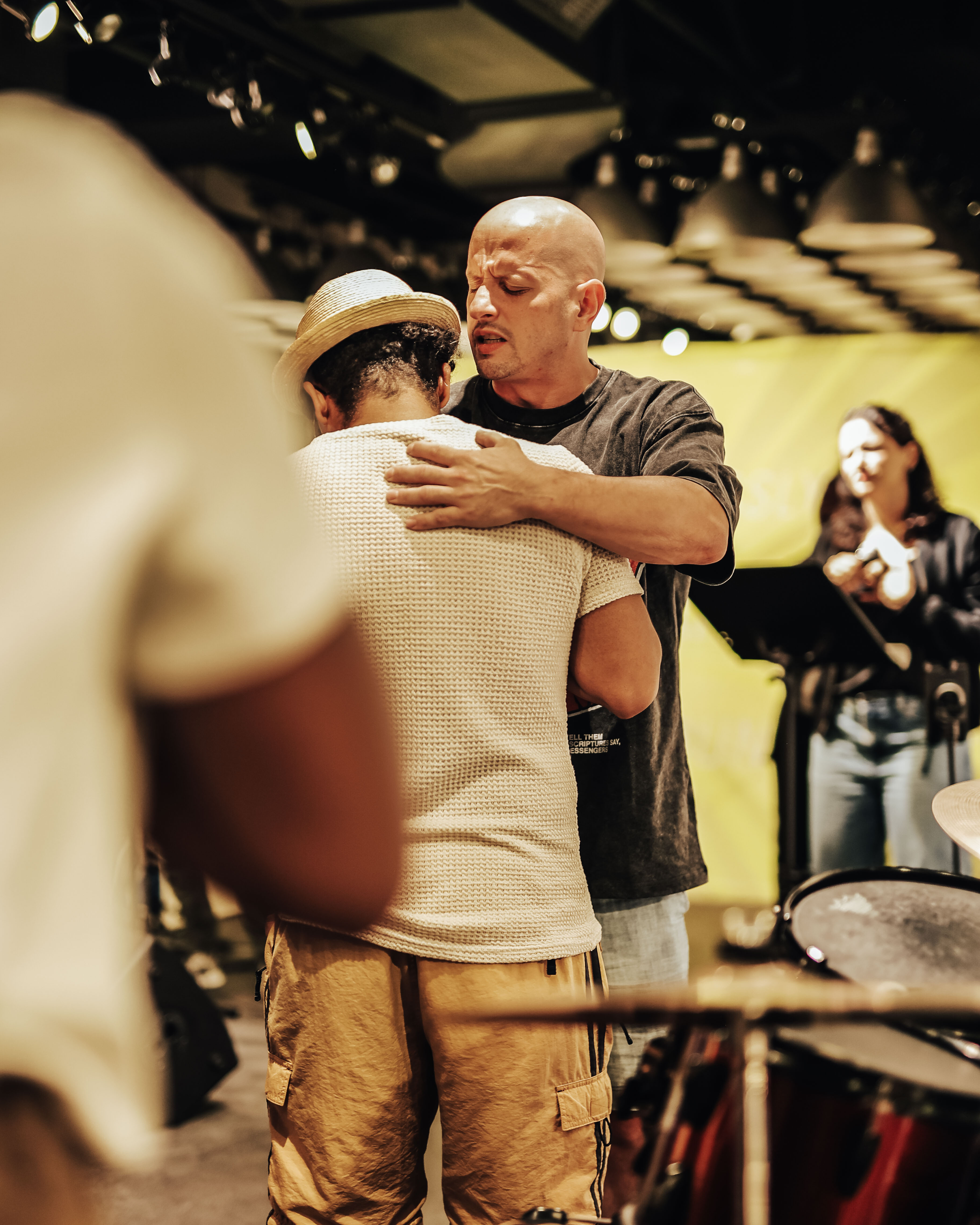 Manny en prière avec un jeune homme